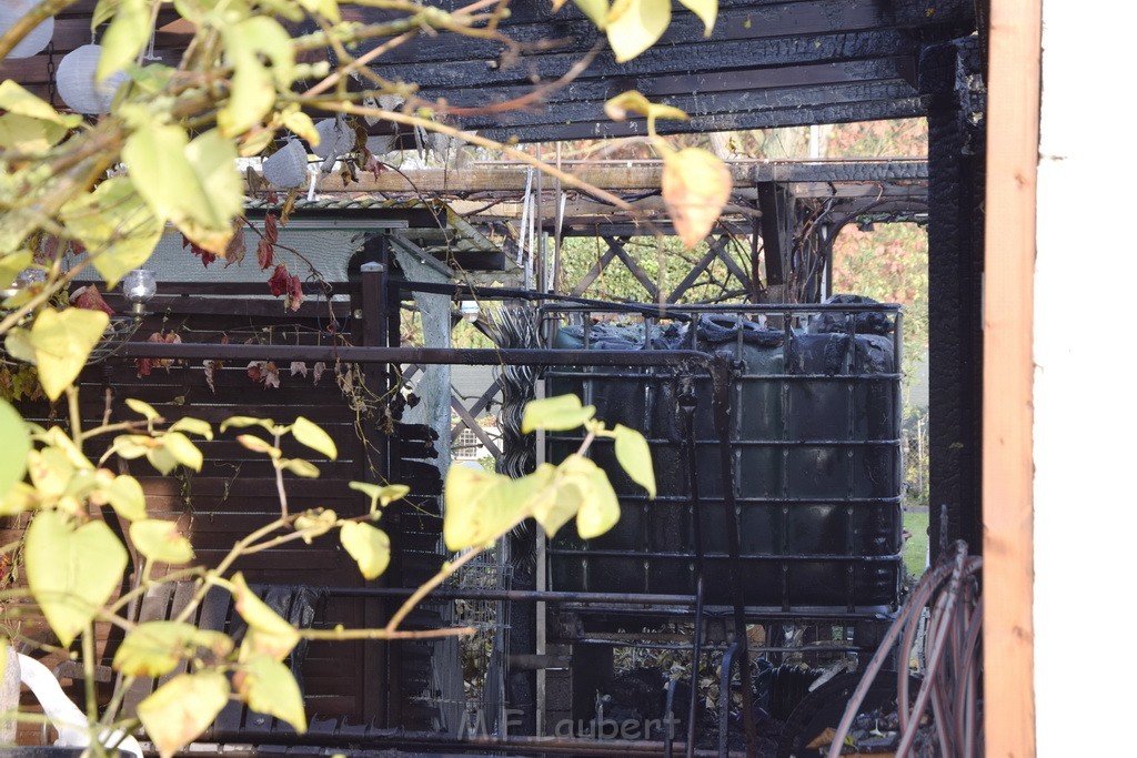 Feuer 1 brannten 3 Lauben Koeln Fuehlingen Kriegerhofstr P057.JPG - Miklos Laubert